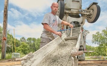 Покупка бетона с доставкой — плюсы услуги