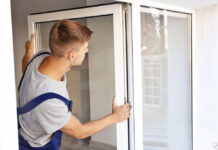 Как починить окно, которое упало с петель?