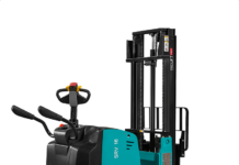 Самоходный штабелер: что нужно знать, как выбрать для склада?