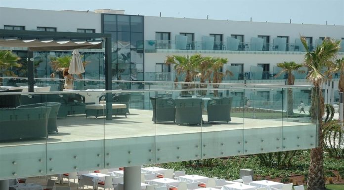 Стеклянное ограждение балкона: практично и красиво