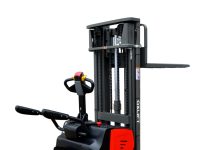 Электроштабелер: помощь в строительстве и логистике