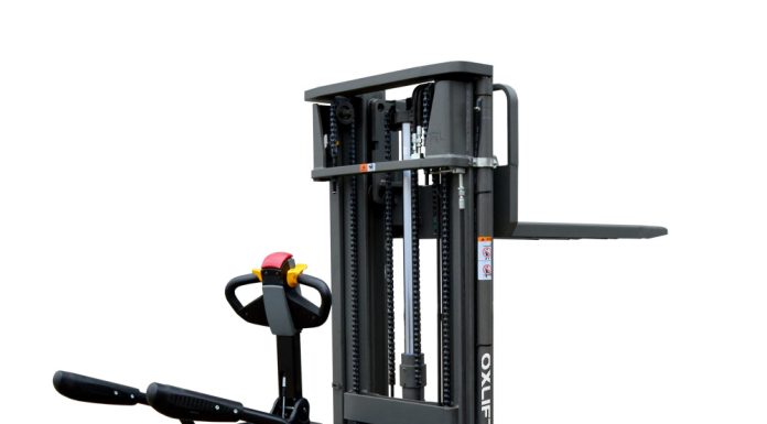 Электроштабелер: помощь в строительстве и логистике