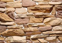 Выкладываем дорожку во дворе: используем натуральный камень