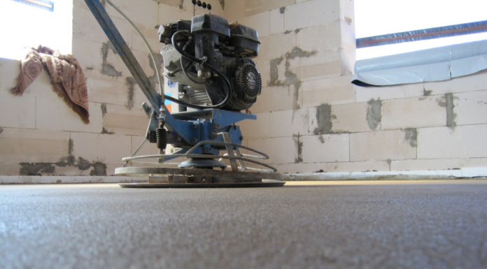 Цены на полусухую стяжку пола: как выбрать подрядчика без переплат