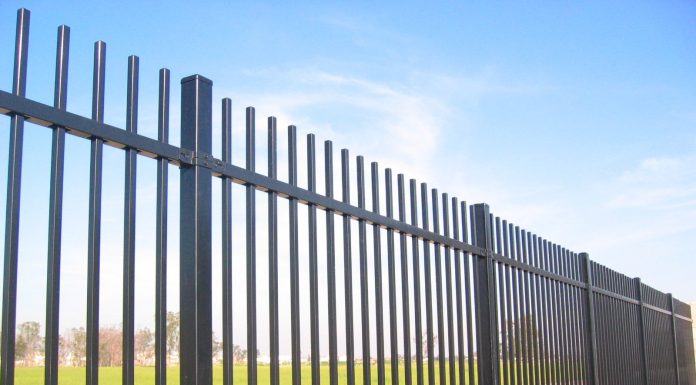 Современное решение для дома: заборы из профильной трубы