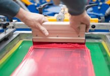 Шелкотрафаретная печать: особенности, технология и плюсы