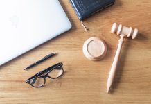 Юрист: профессия, обязанности, требования https://ru.freepik.com/free-photo/high-angle-view-of-laptop-spectacles-gavel-and-pen-on-wooden-background-on-wooden-desk_2824783.htm#fromView=search&page=1&position=36&uuid=28f445c0-3c72-4d93-98f8-8475936539e5