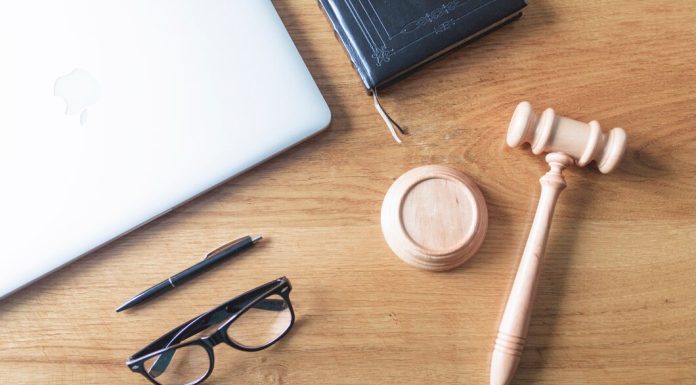 Юрист: профессия, обязанности, требования https://ru.freepik.com/free-photo/high-angle-view-of-laptop-spectacles-gavel-and-pen-on-wooden-background-on-wooden-desk_2824783.htm#fromView=search&page=1&position=36&uuid=28f445c0-3c72-4d93-98f8-8475936539e5