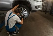 Шиномонтаж: ключевые этапы и советы https://ru.freepik.com/free-photo/male-mechanic-working-in-the-shop-on-a-car_38049300.htm#fromView=search&page=1&position=0&uuid=2f9811cc-53dd-416d-9b6f-9c00c4e75ed5