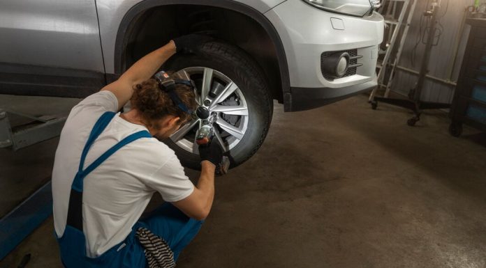Шиномонтаж: ключевые этапы и советы https://ru.freepik.com/free-photo/male-mechanic-working-in-the-shop-on-a-car_38049300.htm#fromView=search&page=1&position=0&uuid=2f9811cc-53dd-416d-9b6f-9c00c4e75ed5