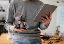 Патент на Изобретение: Защита Интеллектуальной Собственности https://ru.freepik.com/free-photo/man-with-tablet-learning-to-make-robot-close-up_12557465.htm#fromView=search&page=1&position=2&uuid=53148ec2-2e40-4b86-868f-ea18114d97cd