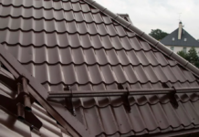 Как выбрать металлочерепицу: от типов покрытий до нюансов монтажа