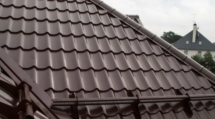 Как выбрать металлочерепицу: от типов покрытий до нюансов монтажа