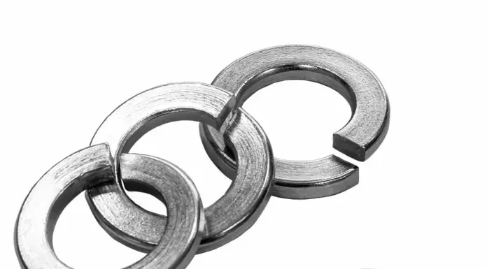 Винты с потайной головкой и пружинные шайбы: особенности, применение и плюсы материалов