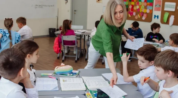 Платная начальная школа: плюсы, недостатки и особенности