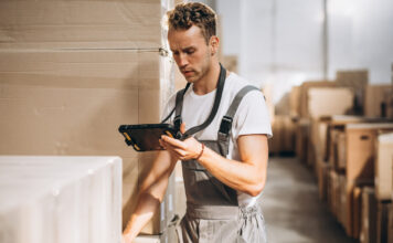 Кладовщик: важная профессия в логистике и складском хозяйстве