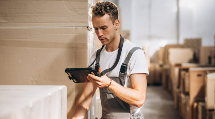 Кладовщик: важная профессия в логистике и складском хозяйстве