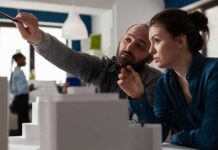 Идеальные флаги для строительных компаний для привлечения внимания на стройместах и в офисах